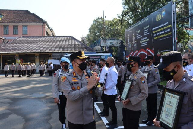 Anggota Sat Tahti Dan Sikum Dapat Penghargaan Dari Kapolresta Malang