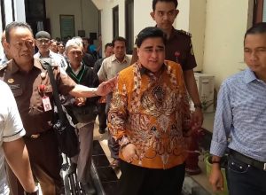 Dimas Kanjeng Taat Pribadi (kemeja batik) dikwal petugas keamanan usai menjalani sidang beberapa waktu lalu.