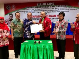 Teguh Samudera, Ketua Umum DPP Ferari dan Sukadiono, Rektor Universitas Muhammadiyah Surabaya bersalaman usai menandatangani MoU kerjasama.