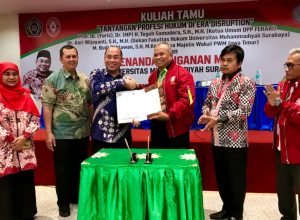 Teguh Samudera, Ketua Umum DPP Ferari dan Sukadiono, Rektor Universitas Muhammadiyah Surabaya bersalaman usai menandatangani MoU kerjasama.
