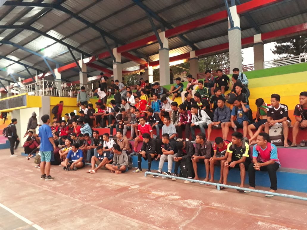 Peserta seleksi tim sepakbola IBU Malang sesaat sebelum menjalani seleksi pemain.
