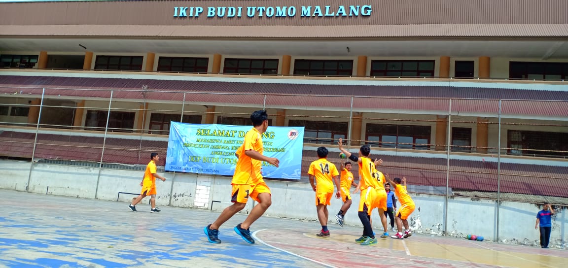 Tim handball IBU Malang saat melakukan persiapan untuk Rektor Unesa Handball Championship III.