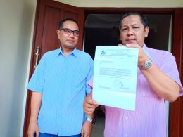 Pjs Rektor Unikama Dr Koento Adji Koerniawan saat menunjukkan surat dari L2DIKTI Wilayah VII Jatim.