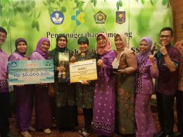 Kepala Dindik Kota Malang Hj Zubaidah bersama keluarga besar SDN Model Kedung Kandang Kota Malang usai menerima piala Juara 1 Lomba Sekolah Sehat Tingkat Nasional.