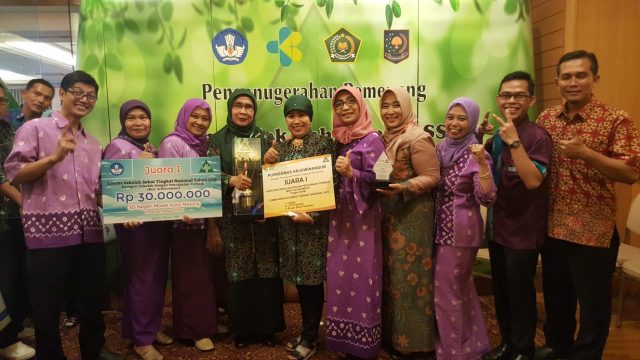 Kepala Dindik Kota Malang Hj Zubaidah bersama keluarga besar SDN Model Kedung Kandang Kota Malang usai menerima piala Juara 1 Lomba Sekolah Sehat Tingkat Nasional. Kepala Dindik Kota Malang Hj Zubaidah bersama keluarga besar SDN Model Kedung Kandang Kota Malang usai menerima piala Juara 1 Lomba Sekolah Sehat Tingkat Nasional.