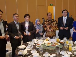 Rektor UMM Dr Fauzan MPd disela-sela menerima ASEAN Energy Awards di Singapura.