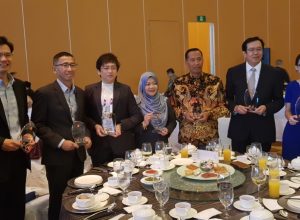 Rektor UMM Dr Fauzan MPd disela-sela menerima ASEAN Energy Awards di Singapura.