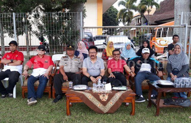 IMG-20181202-WA0036 Wawali Punjul Santoso (berkaos merah) didampingi Ketua DPRD Kota Batu Cahyo Edi Purnomo saat menyaksikan final WMS di Lapangan Desa Punten, Kecamatan Bumiaji, Kota Batu.