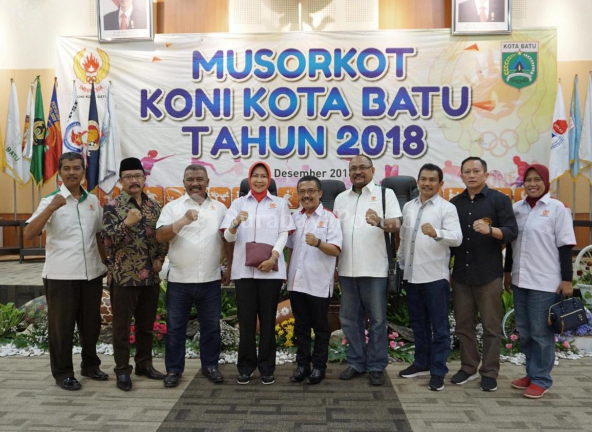 Walikota Batu Hj Dewanti Rumpoko posesif bersama usai membuka Musorkot KONI Batu.