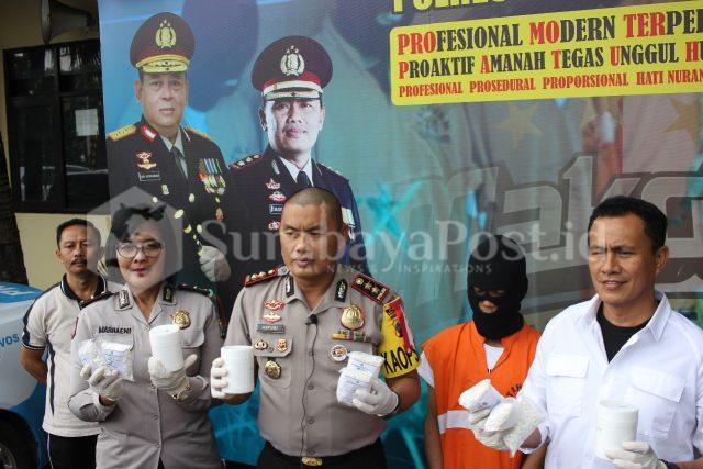 IMG-20181208-WA0044 Kapolres Malang Kota AKBP Asfuri saat didampingi Kasat Reskoba AKP Syamsul Hidayat dan Kasubbag Humas Ipda Marhaeni.