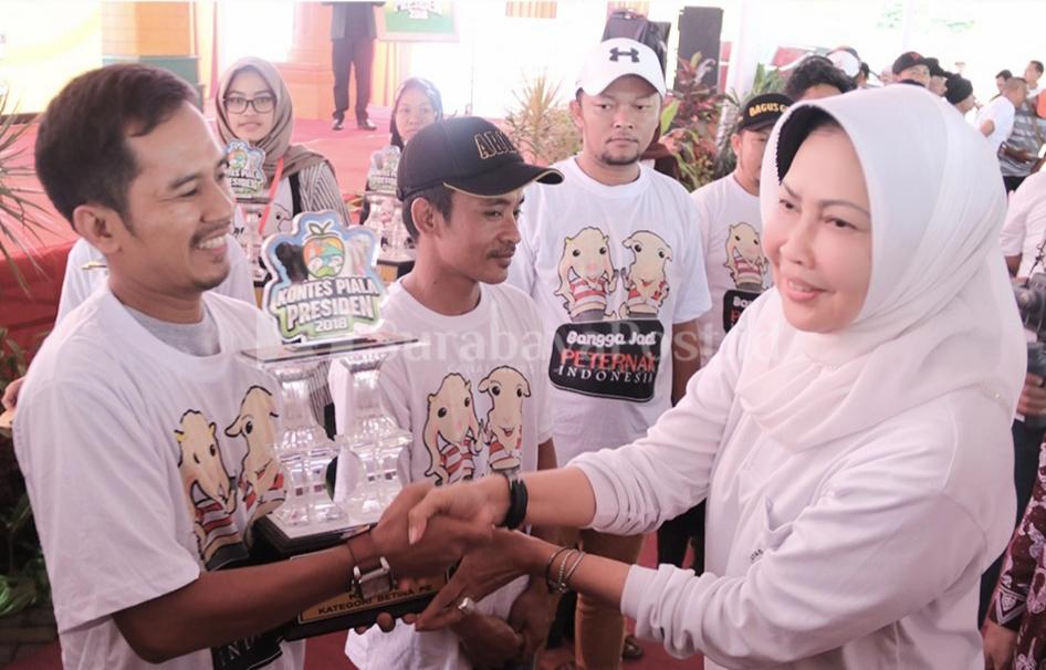 Walikota Batu Dewanti Rumpoko menyerahkan piala pada pemenang kontes kambing Piala Presiden 2018