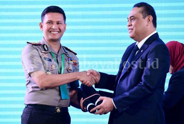 IMG-20181210-WA0061 Kapolres Batu AKBP Budi Hermanto menerima penghargaan Plakat WBK 2018 dari MenPAN RB Syafruddin di Ballroom Hotel Sultan Jakarta, Senin (10/12/2018)