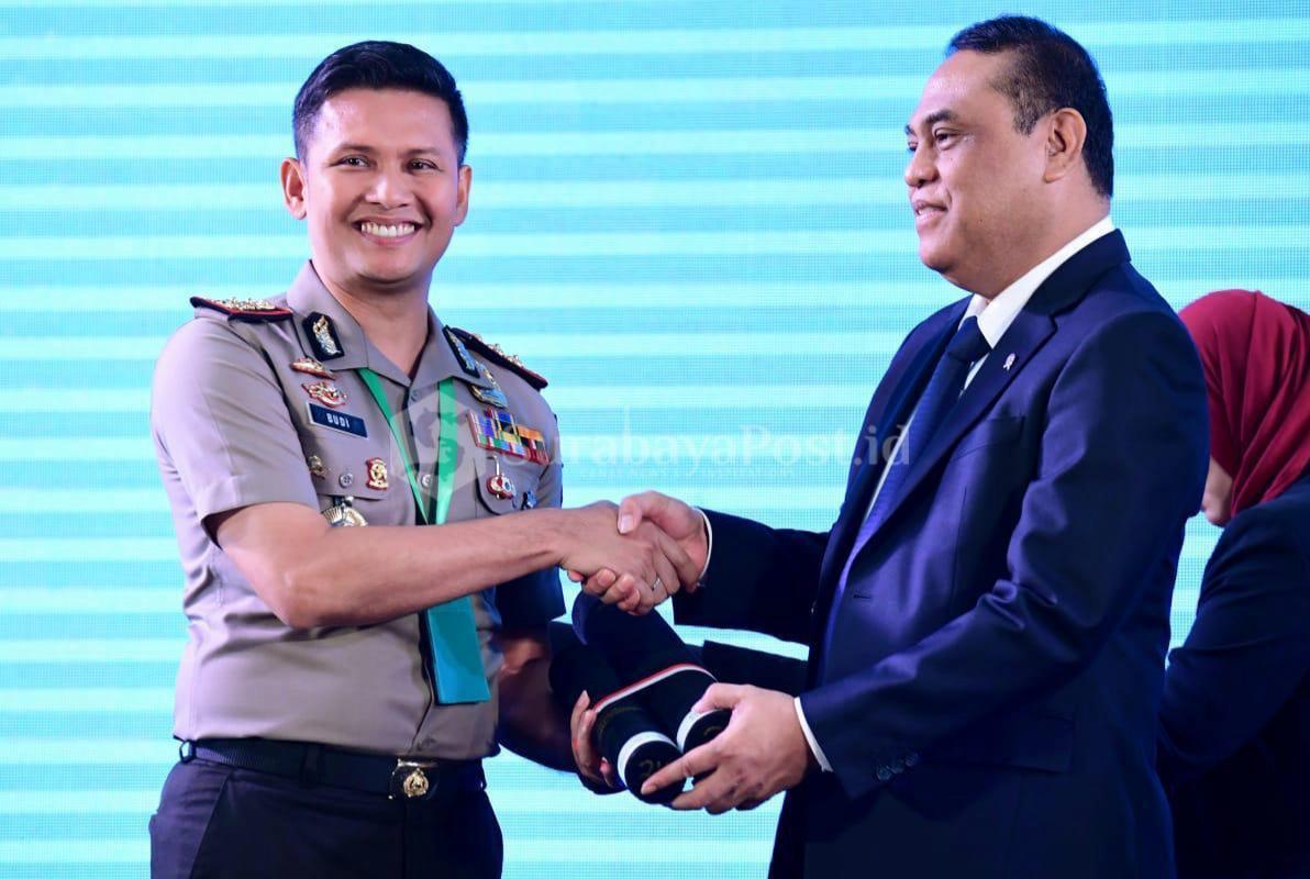 Kapolres Batu AKBP Budi Hermanto menerima penghargaan Plakat WBK 2018 dari MenPAN RB Syafruddin di Ballroom Hotel Sultan Jakarta, Senin (10/12/2018)