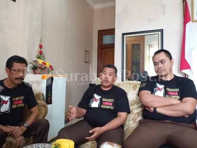 IMG-20181210-WA0158 Foto : Kepala Kejari Kota Malang, Amran Lakoni (tengah) didampingi Kasi Pidsus, Ujang Supriyadi (kanan) serta Kasubag BIN, Heru Budi Wiyoto (kiri).