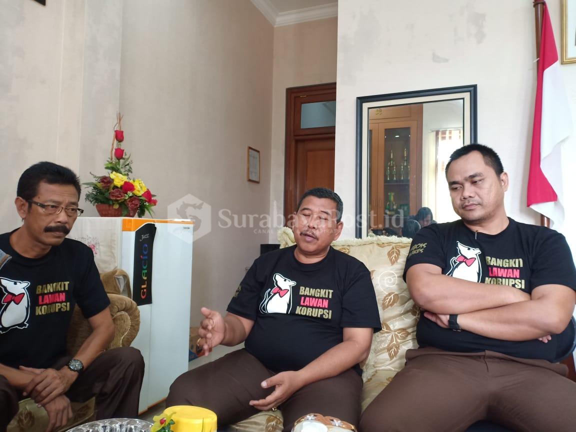 Foto : Kepala Kejari Kota Malang, Amran Lakoni (tengah) didampingi Kasi Pidsus, Ujang Supriyadi (kanan) serta Kasubag BIN, Heru Budi Wiyoto (kiri).