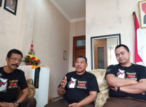 Kajari Kota Malang Amran Lakoni disela bagi -bagi stiker didampingi Kasi Intel Reza Prasetyo serta Kasi Pidsus, Ujang Supriyadi dan Kasubag Bin, Heru Budi Wiyoto
