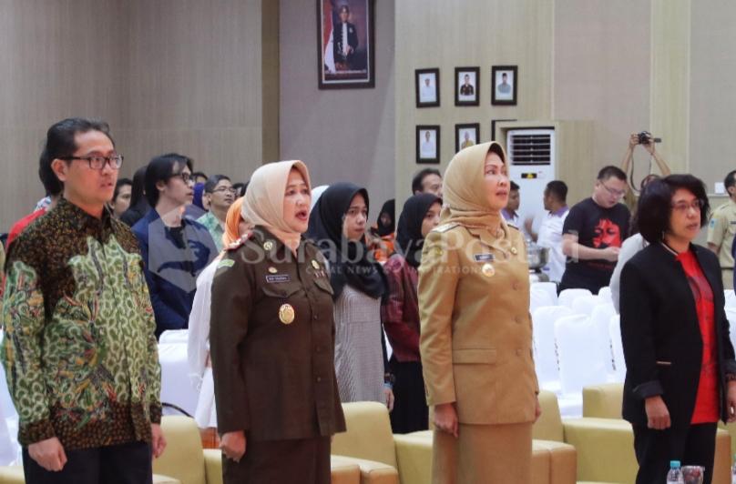 Walikota Batu Dewanti Rumpoko diapit Kajari Nur Chusniah dan Suciwati istri pejuang HAM Munir kala merayakan HUT Museum Omah Munir di Balaikota Among Tani Kota Wisata Batu.