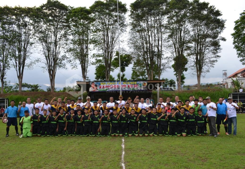Pembukaan turnamen sepakbola Kapolres Cup di Lapangan Bumiaji, Kota Batu