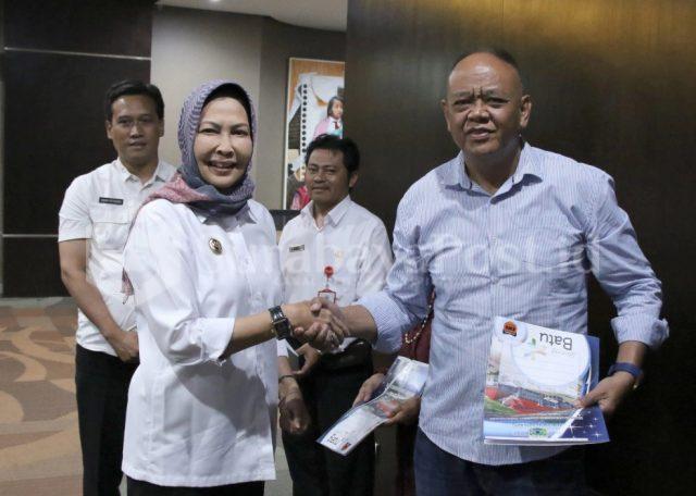 IMG-20181212-WA0080 Walikota Dewanti Rumpoko saat menyerahkan tali asih pada perwakilan Pokja peningkatan status Kota Batu Andrek Prana.