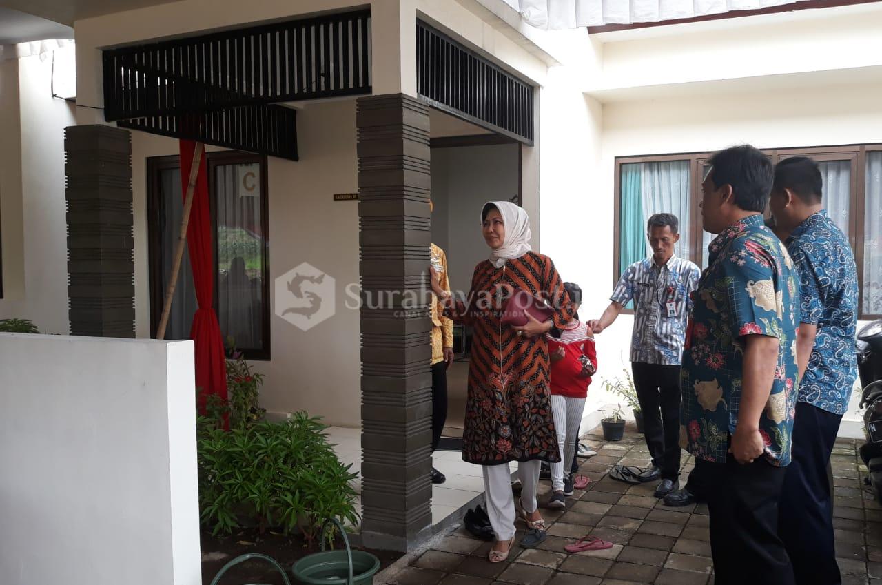 Wali Kota Dewanti Rumpoko meninjau rumah hunian pinjam pakai buat veteran yang peresmiannya tak dihadiri anggota DPRD Kota Batu.