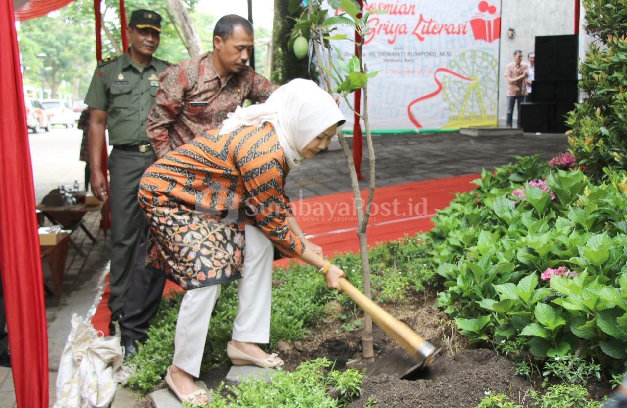 Wali Kota Batu Hj Dewanti Rumpoko saat menanam pohon mangga di taman Guest House Griya Literasi milik Pemkot Batu.