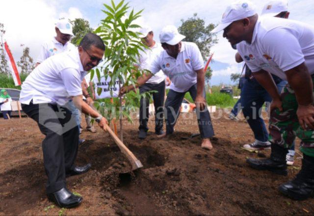 IMG-20181217-WA0072 Wawali Punjul Santoso menanam pohon di kawasan Jl Jalibar, Oro-oro Ombo Kota Batu saat merayakan HMPI 2018.