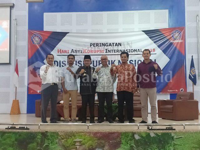 IMG-20181220-WA0065 Walikota Malang, Sutiaji (tiga dari kiri) bersama Kepala UPT MKU Polinema, Hairus Sandy (dua dari kanan) serta Kanit Tipikor Polres Batu, Iptu Yussi Purwanto (kanan).