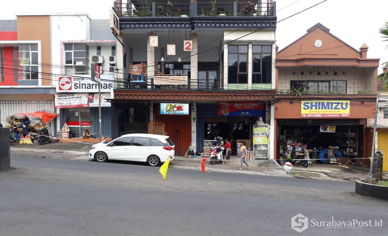 Penutupan jalan putar balik di kawan Jalan Dewi Sartika Kota Batu ini dikritik wisatawan karena dinilai merusak keindahan Kota Batu.