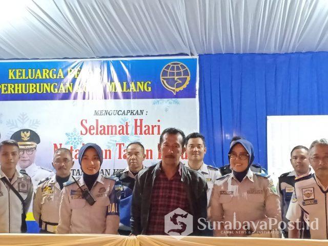 IMG-20181224-WA0108 Kepala Dishub Kota Malang (pakai jaket hitam), Kusnadi saat memantau arus lalin di Posko depan Stasiun Kotabaru.