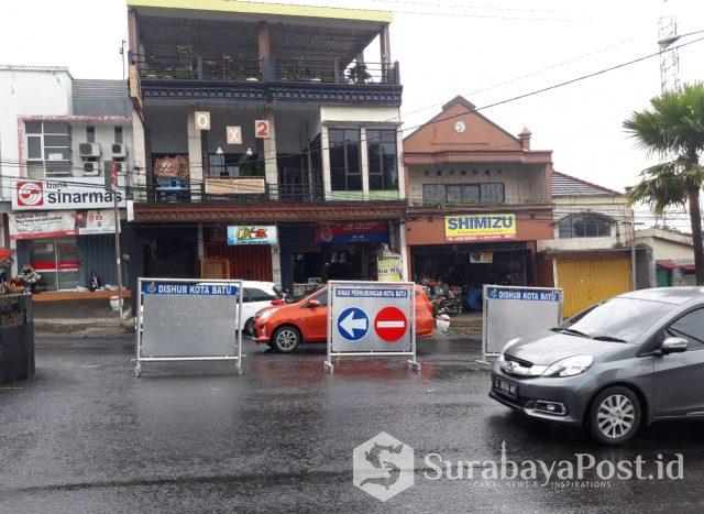 IMG-20181225-WA0022 Jalan untuk putar balik (uturne) di kawasan Jalan Dewi Sartika ini sudah ditutup pakai rambu-rambu lalu lintas yang baik dan layak.