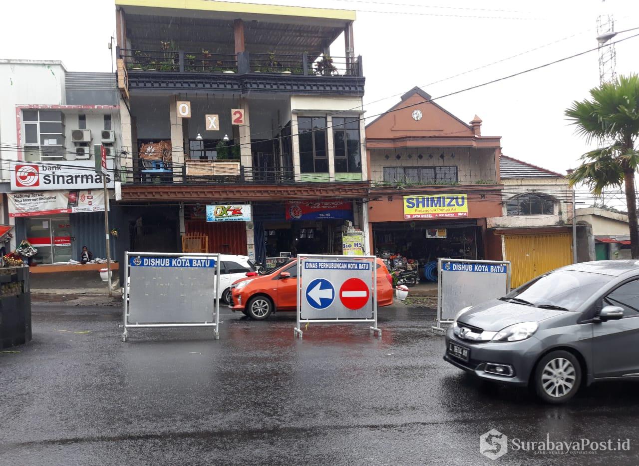 Jalan untuk putar balik (uturne) di kawasan Jalan Dewi Sartika ini sudah ditutup pakai rambu-rambu lalu lintas yang baik dan layak.