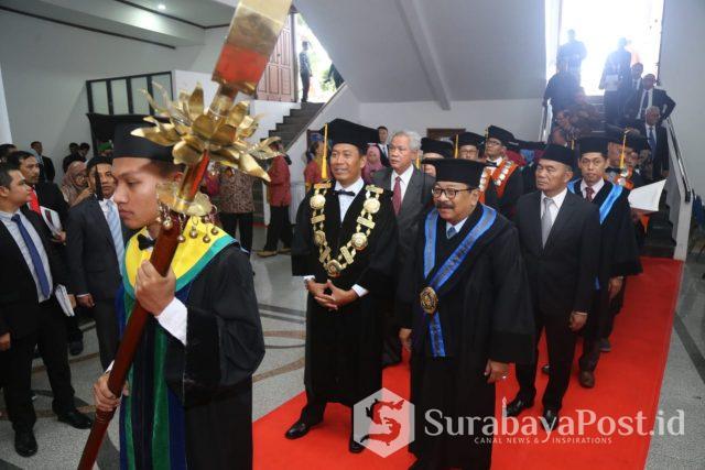 IMG-20181227-WA0057 Rektor UMM Dr Fauzan MPd bersama Dr H Soekarwo SH MH MBA saat menjalani proses penganugerahan gelar Doktor Honoris Causa pada Gubernur Jatim itu.
