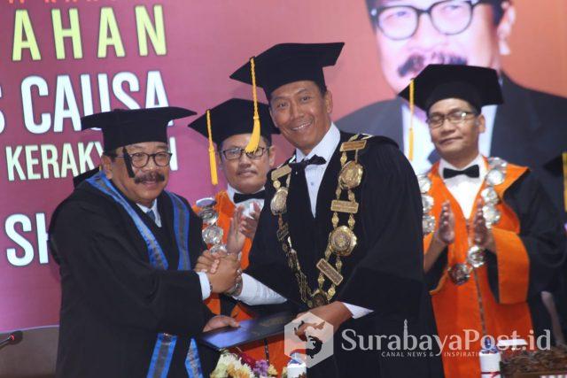 IMG-20181227-WA0060 Rektor UMM Dr Fauzan MPd kala mememerikan ucapan selamat kepada Dr H Soekarwo SH MH MBA usai menerima gelar Doktor Honoris Causa di kampus UMM