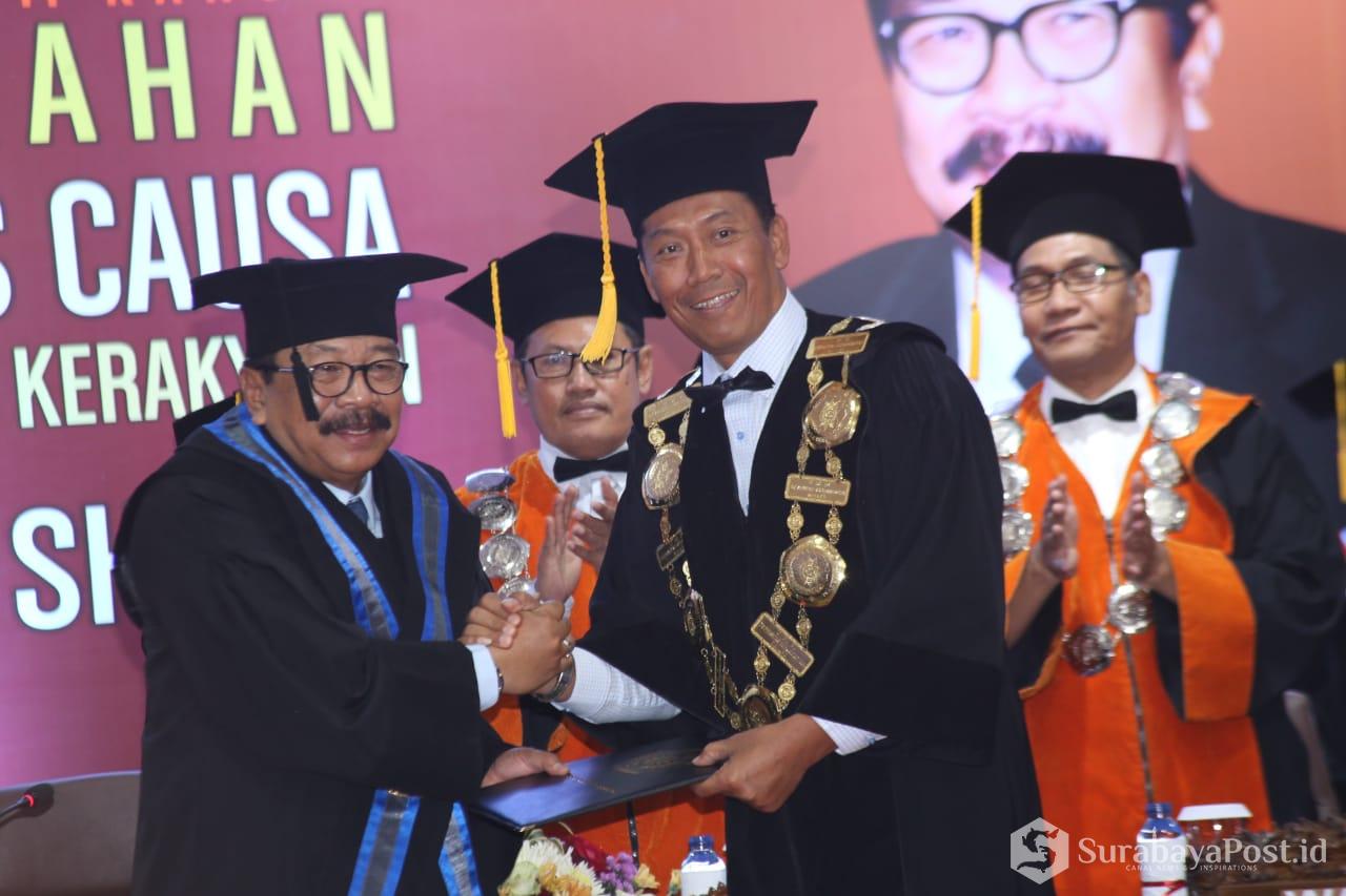 Rektor UMM Dr Fauzan MPd kala mememerikan ucapan selamat kepada Dr H Soekarwo SH MH MBA usai menerima gelar Doktor Honoris Causa di kampus UMM