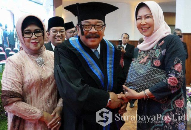 IMG-20181227-WA0078 Gubernur Jatim Dr H Soekarwo SH MH MBA saat menerima ucapan selamat dari Wali Kota Batu Hj Dewanti Rumpoko usai menerima gelar Doktor Honoris Causa di UMM