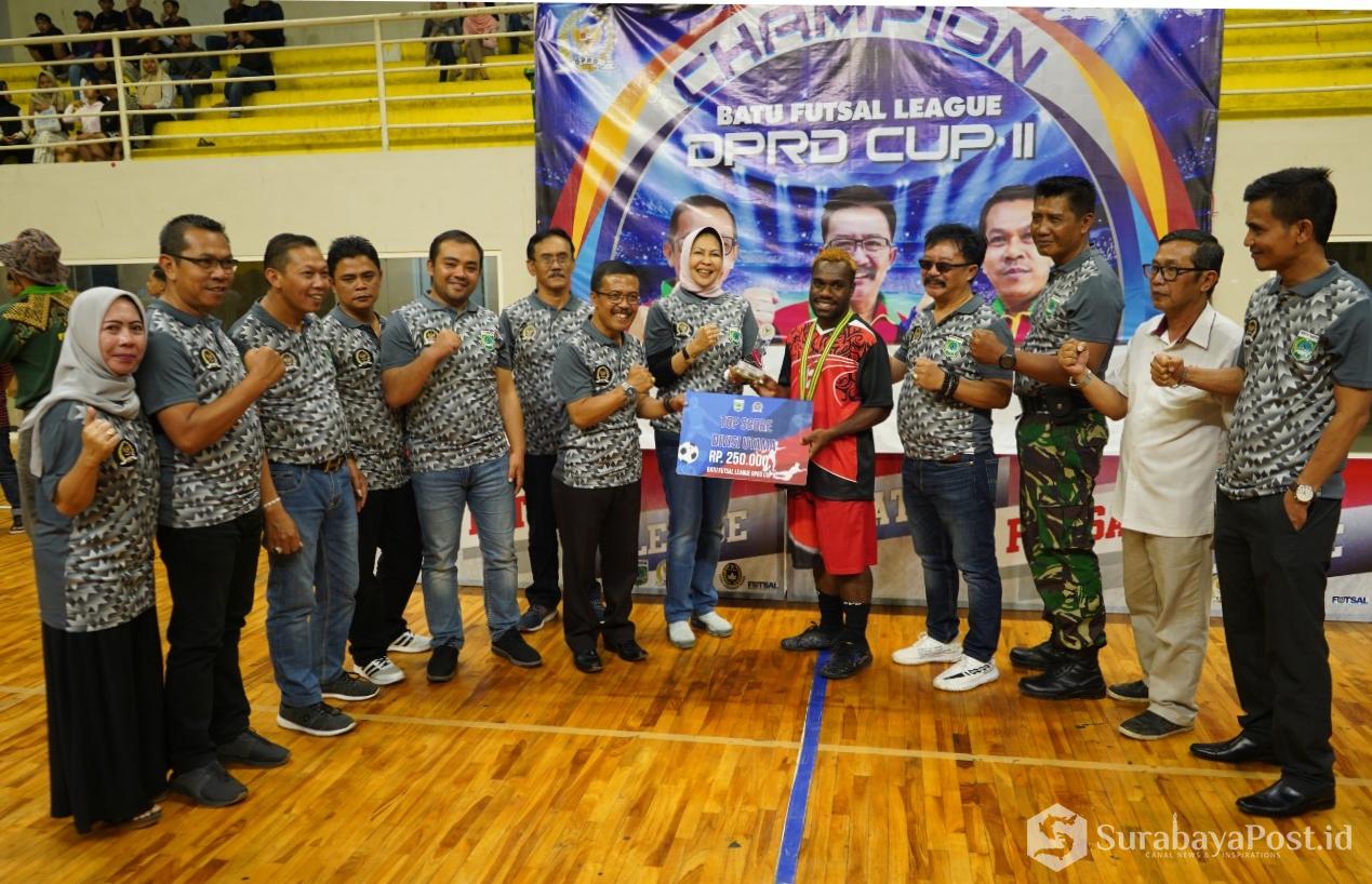 Wali Kota Batu Hj Dewanti Rumpoko menyerahkan hadiah pada Para juara Futsal League II DPRD KWB.