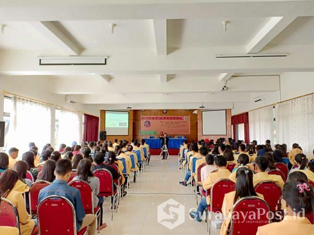 IMG-20181228-WA0065 Dosen dan mahasiswa Unidha Malang saat mengikuti kuliah tamu tentang revolusi industri 4.0 terkait akuntansi.