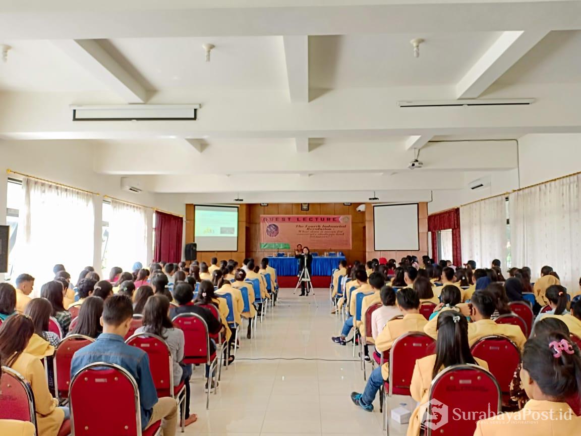Dosen dan mahasiswa Unidha Malang saat mengikuti kuliah tamu tentang revolusi industri 4.0 terkait akuntansi.