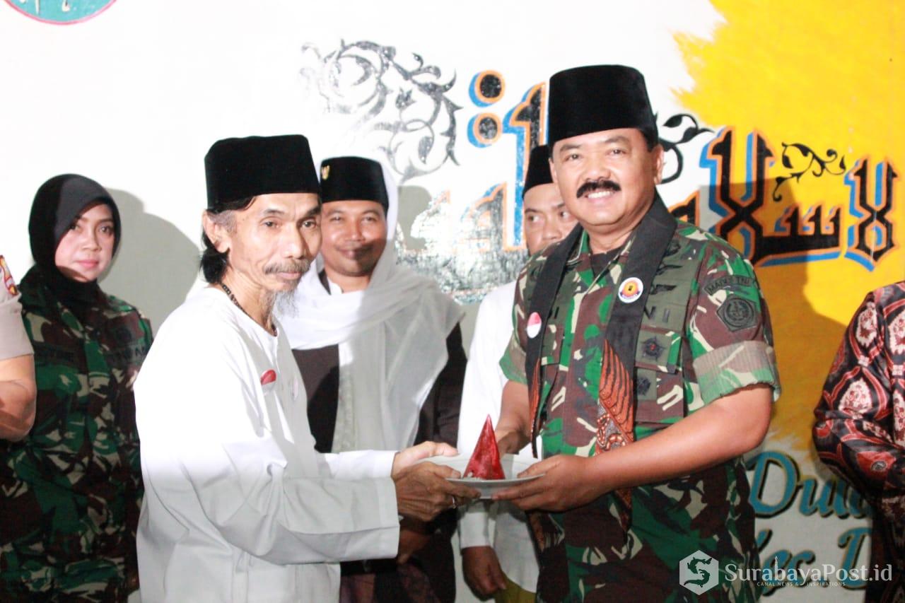 Panglima TNI Marsekal TNI Hadi Tjahjanto menyerahkan tumpeng yang menandai launching sambung oyot