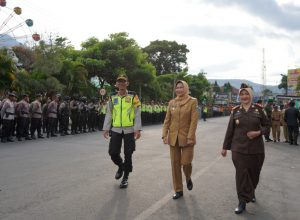 Wali Kota Dewanti Rumpoko bersama Kajari Kota Batu, Nur Chusniah saat inspeksi kesiapan pasukan pengamanan pergatian tahun Batu.