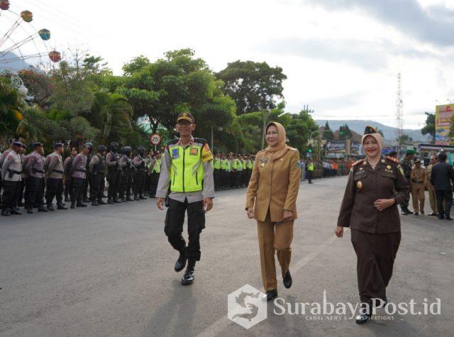 IMG-20181231-WA0125 Wali Kota Dewanti Rumpoko bersama Kajari Kota Batu, Nur Chusniah saat inspeksi kesiapan pasukan pengamanan pergatian tahun Batu.