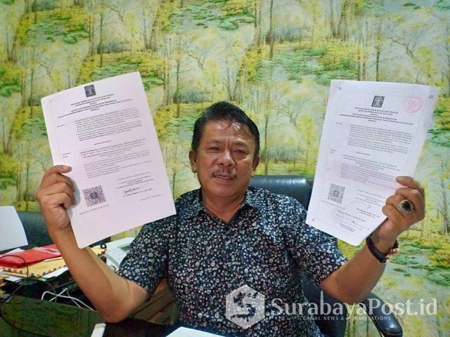 IMG-20190102-WA0076 Kuasa hukum Soedjai, MS Alhaidary menunjukkan SK Kemenkumham versi Soedjai dan Christea Frisdiantara.