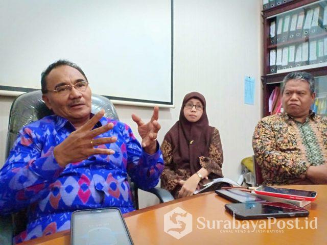 IMG-20190103-WA0123 Rektor Unikama, Pieter Sahertian (Kiri) didampingi WR IV, Umiati Jawas (Tengah) dan WR I, Sudi Dolaji (Kanan)