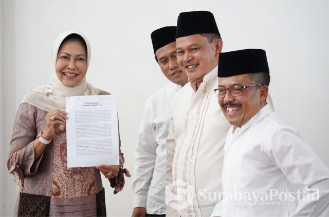 IMG-20190104-WA0083 Wali Kota Batu Hj Dewanti Rumpoko (kiri) bersama Wawali Punjul Santoso (kanan) dsn pejabat Pemkot Batu disela memperingati empat tahun menempati Balaikota Among Tani
