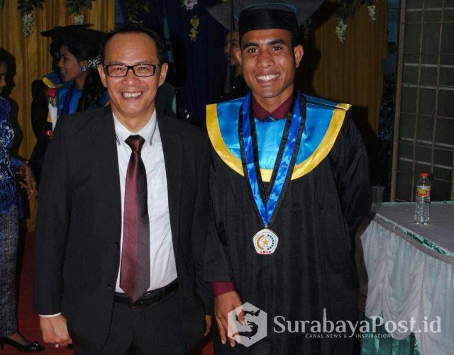 IMG-20190105-WA0008-1 Yulius Umbu Dawa Aras alumni 2016 saat berfoto bersama Rektor IKIP Budi Utomo Malang Dr Nurcholis Sunuyeko. Yulius diterima menjadi CPNS untuk Guru Matematika Ahli Pertama di SDN Anarita, Kabupaten Sumba Tengah, NTT.