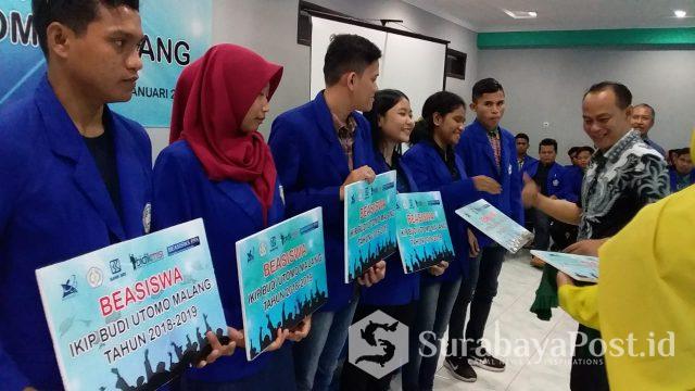 IMG-20190105-WA0031 Rektor Dr Nurcholis Sunuyeko memberikan beasiswa secara simbolis pada mahasiswa IKIP Budi Utomo Malang.
