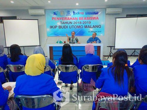 Rektor IKIP Budi Utomo Malang Dr Nurcholis Sunuyeko memberikan pengarahan pada mahasiswa penerima beasiswa.