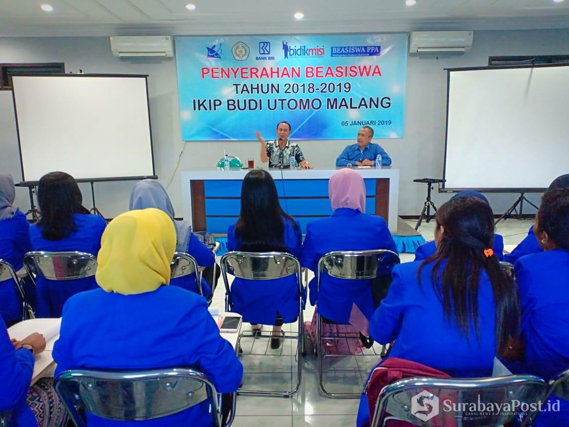 Rektor IKIP Budi Utomo Malang Dr Nurcholis Sunuyeko memberikan pengarahan pada mahasiswa penerima beasiswa. 