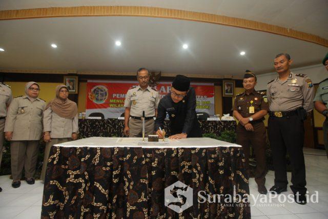 IMG-20190108-WA0067 Wali Kota Malang Sutiaji saat di Kantor BPN Kota Malang dalam acara penandatanganan pakta integritas dan deklarasi zona bebas korupsi.