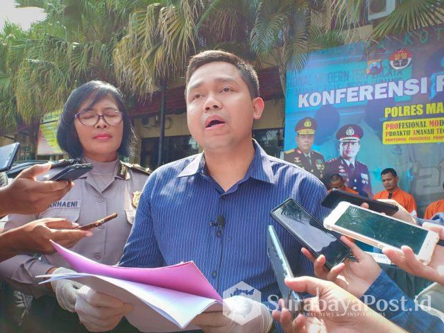 IMG-20190108-WA0079 Kasat Reskrim Polres Malang Kota, AKP Komang Yogi Arya Wiguna didampingi Kasubbag Humas, Ipda Ni Made Seruni Marhaeni saat merilis tersangka pencurian HP.